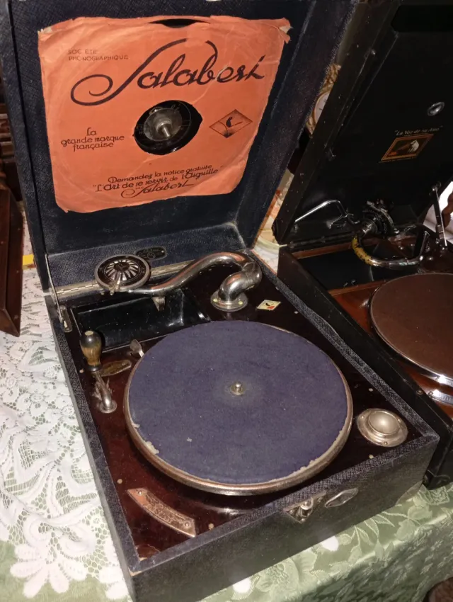 Lote de 2 gramófonos antiguos