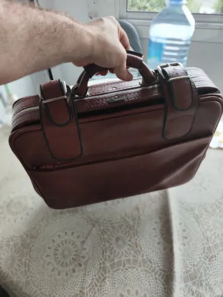 Maleta de cuero marrón
