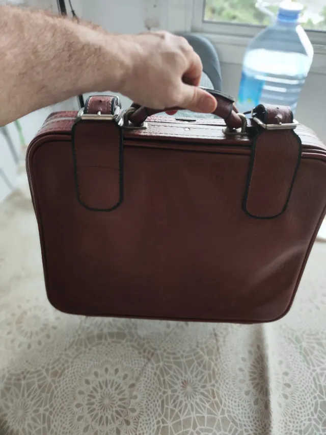Maleta de cuero marrón