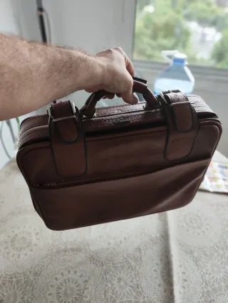 Maleta de cuero marrón