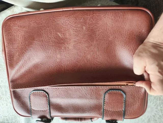 Maleta de cuero marrón
