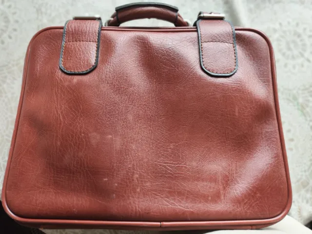 Maleta de cuero marrón