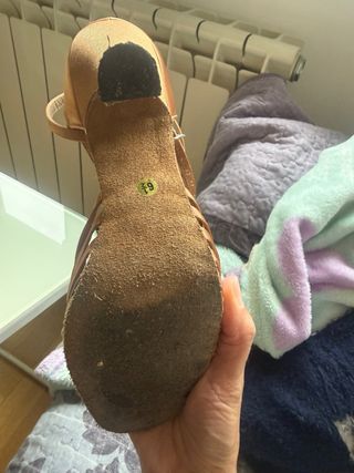 Zapatos de baile latinos dorados