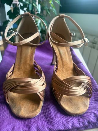 Zapatos de baile latinos dorados