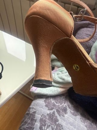 Zapatos de baile latinos dorados