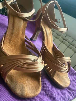 Zapatos de baile latinos dorados