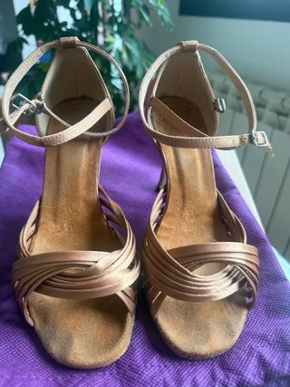 Zapatos de baile latinos dorados