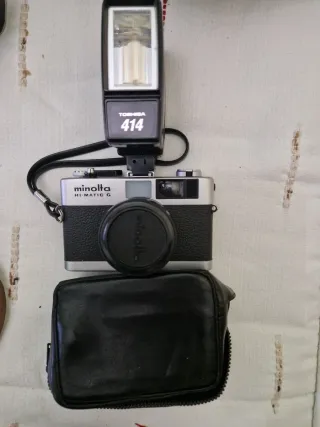 Cámara Minolta Hi-Matic G con flash