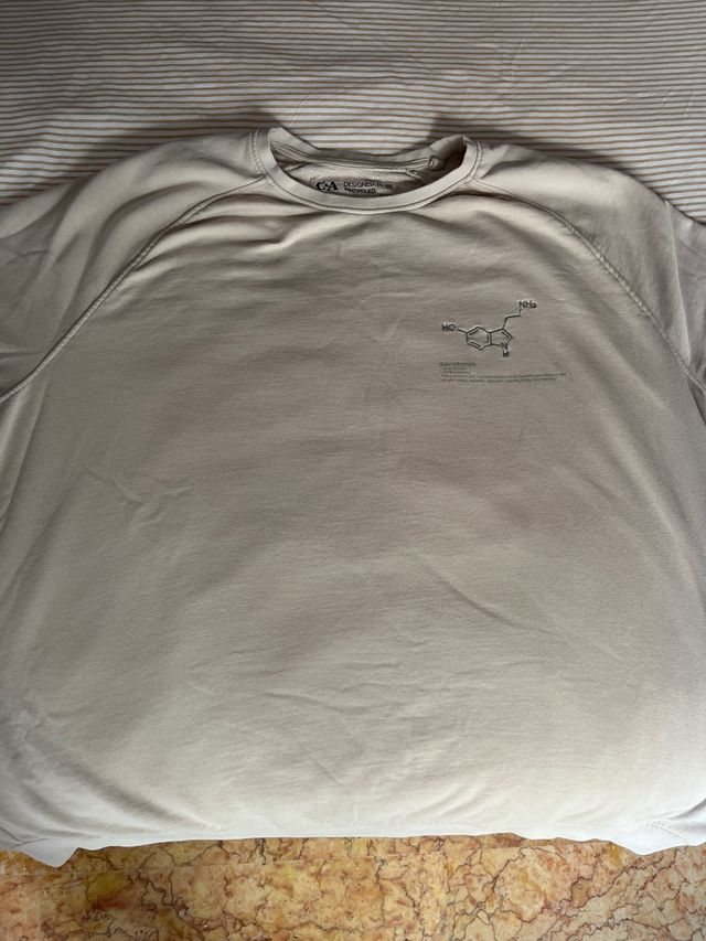 Sudadera C&A beige con estampado químico