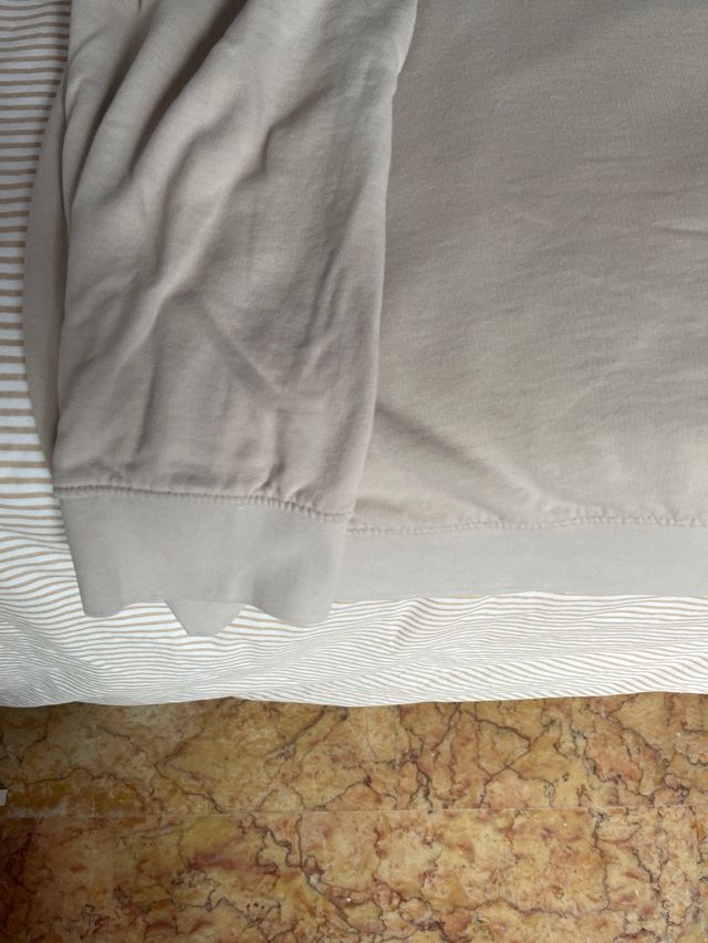 Sudadera C&A beige con estampado químico