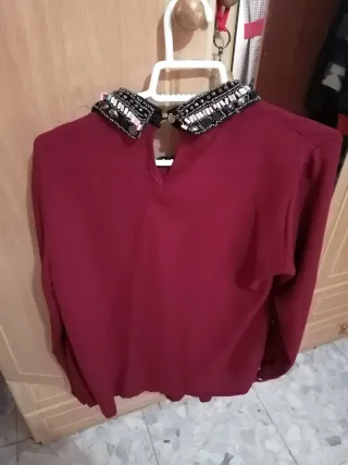 Blusa burdeos con cuello pedrería