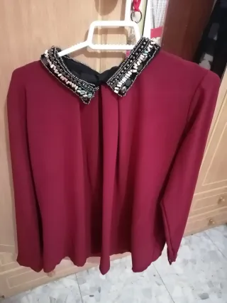 Blusa burdeos con cuello pedrería