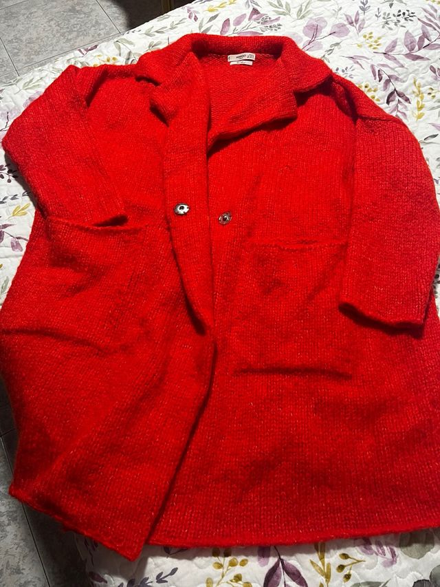 Abrigo largo de lana color naranja.