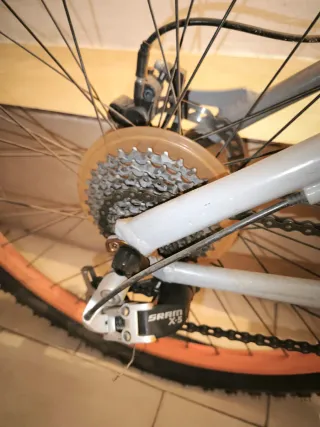 Sillín Bici GT Bikes con calavera