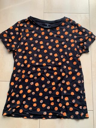 Camiseta negra con estampado de naranjas