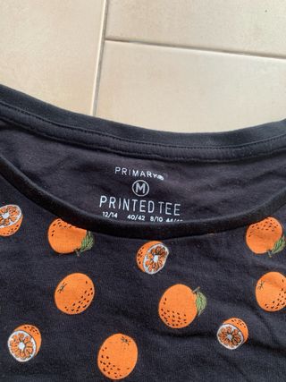 Camiseta negra con estampado de naranjas