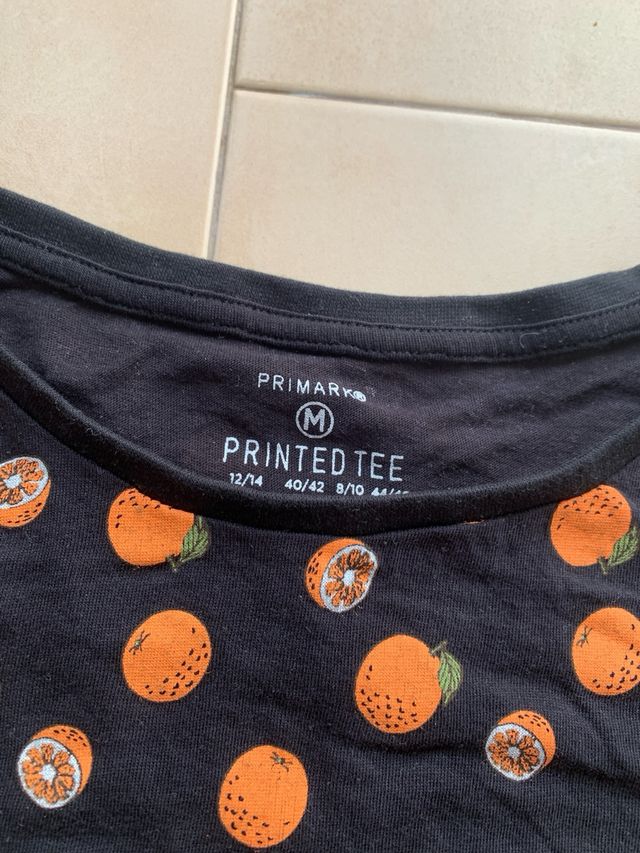 Camiseta negra con estampado de naranjas