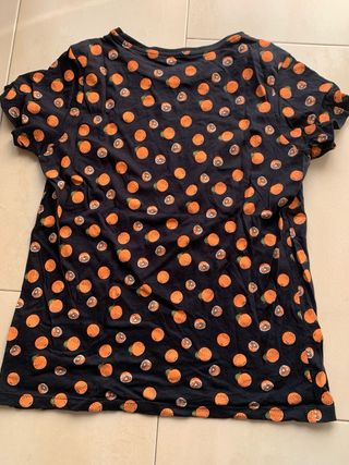 Camiseta negra con estampado de naranjas