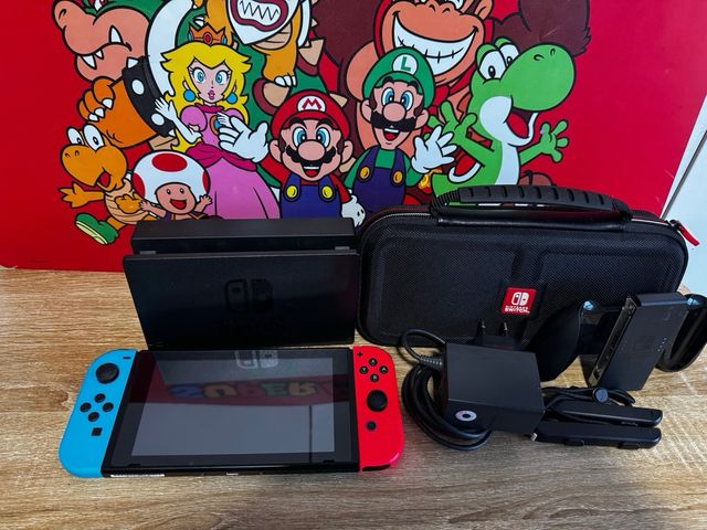Nintendo Switch con accessori COME NUOVA + Gioco