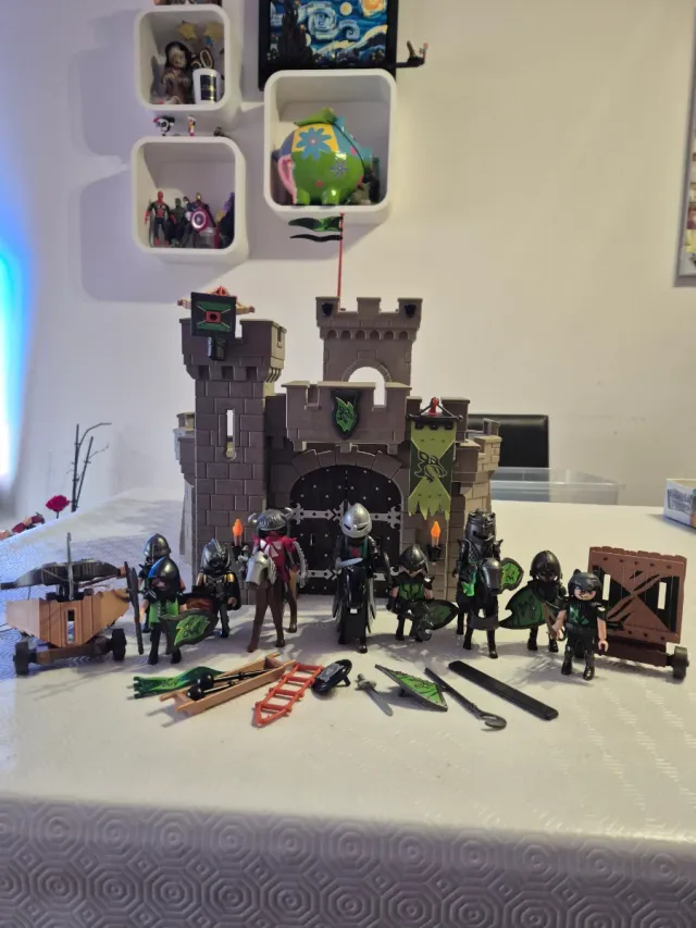 Castillo Playmobil con 9 guerreros