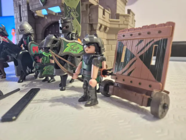 Castillo Playmobil con 9 guerreros