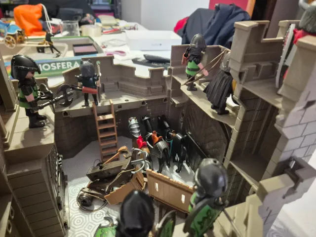 Castillo Playmobil con 9 guerreros