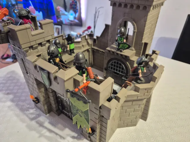 Castillo Playmobil con 9 guerreros