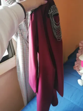 Vestido burdeos con pedrería