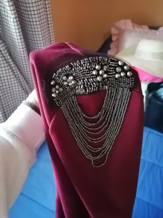Vestido burdeos con pedrería