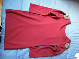 Vestido burdeos con pedrería
