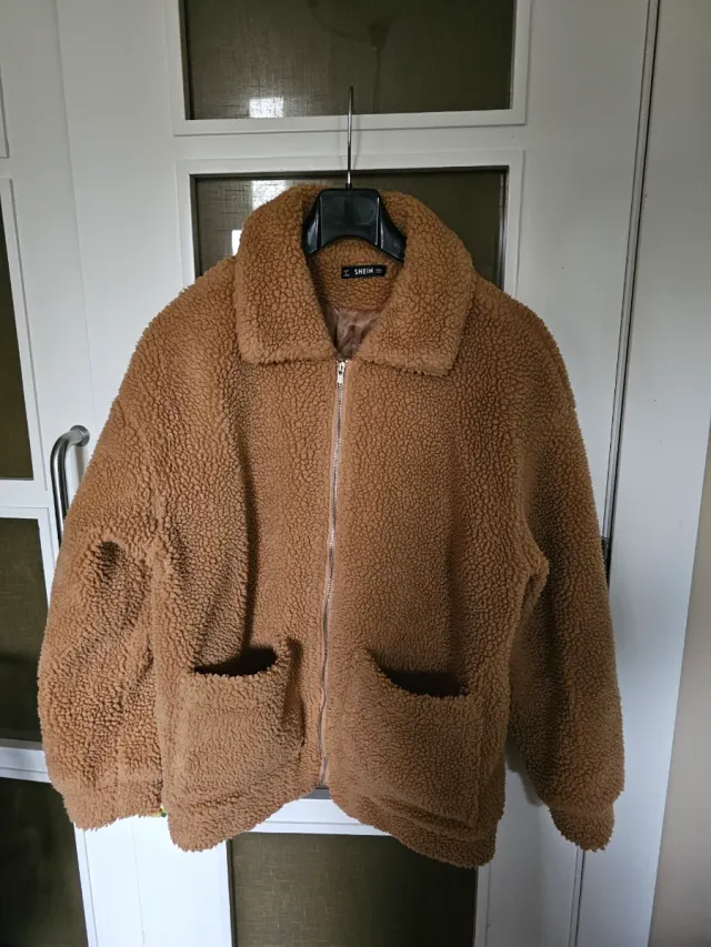 Chaqueta corta de borreguito en color tostado.