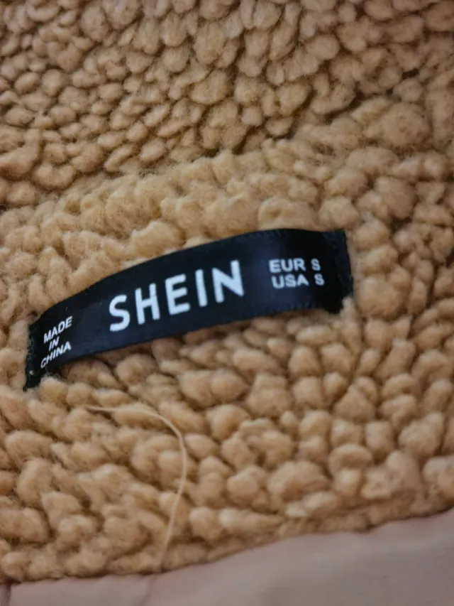 Chaqueta corta de borreguito en color tostado.