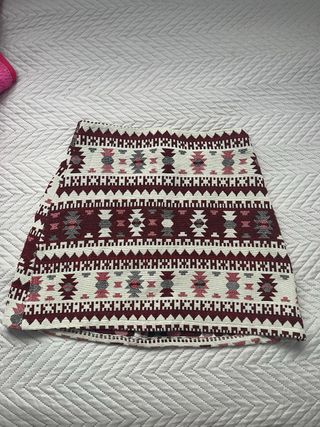 Falda corta con estampado geométrico