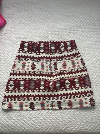 Falda corta con estampado geométrico