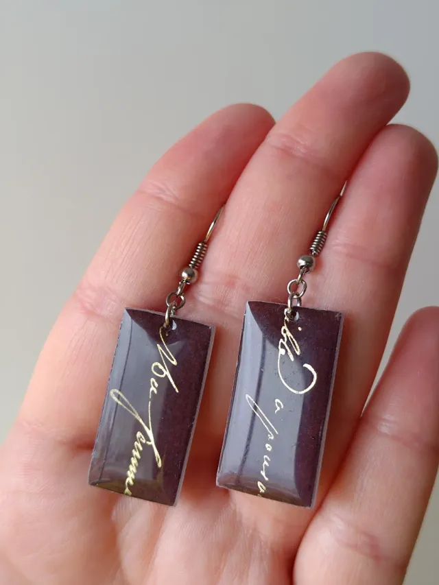 Pendientes Rectangulares Texto Dorado