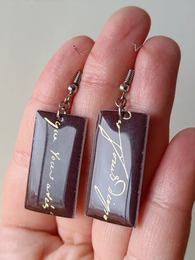 Pendientes Rectangulares Texto Dorado