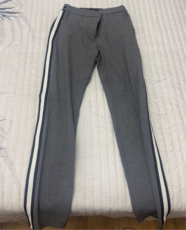 Pantalón gris con raya lateral