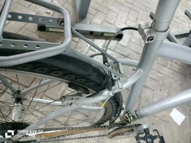 Bicicleta plateada con portaequipajes