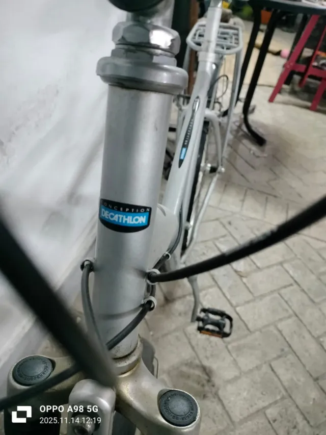 Bicicleta plateada con portaequipajes