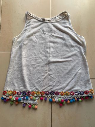 Camiseta sin mangas con pompones