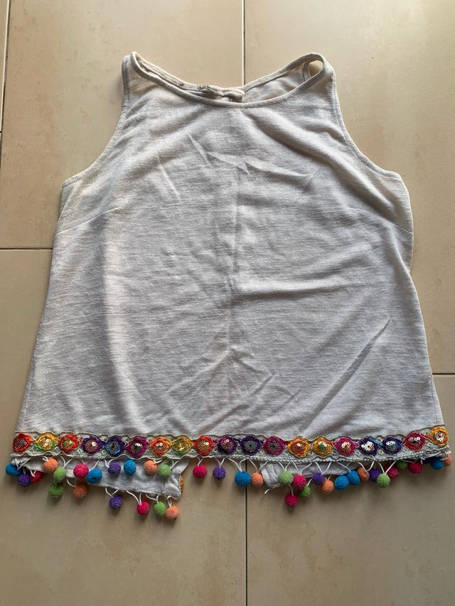 Camiseta sin mangas con pompones