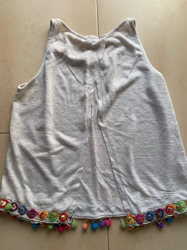 Camiseta sin mangas con pompones