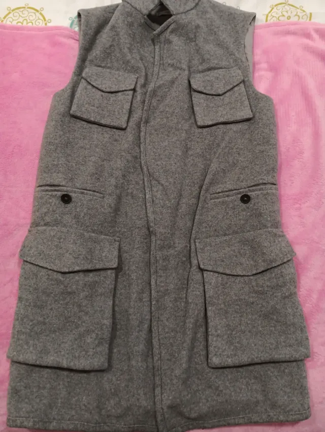Abrigo largo gris con bolsillos