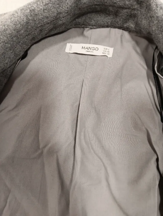 Abrigo largo gris con bolsillos