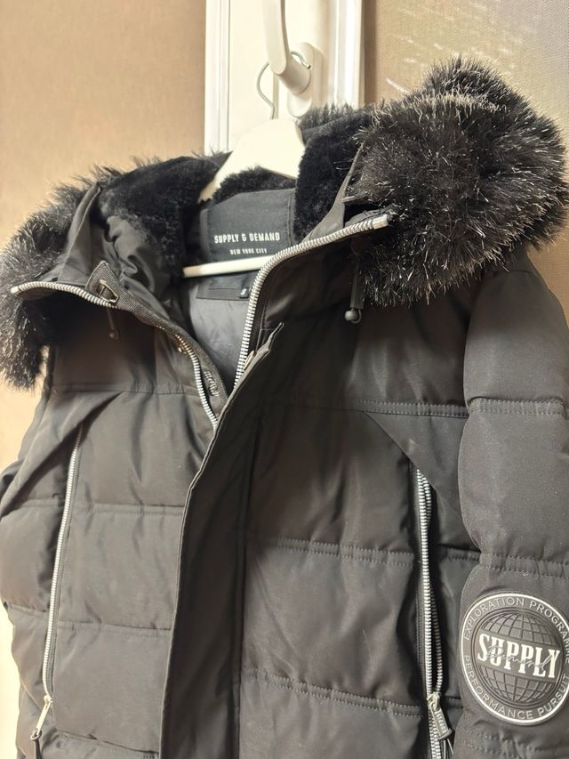 Abrigo negro Supply & Demand con capucha