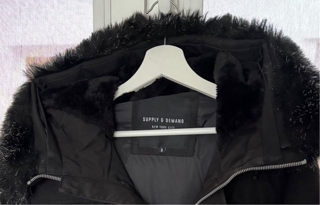 Abrigo negro Supply & Demand con capucha