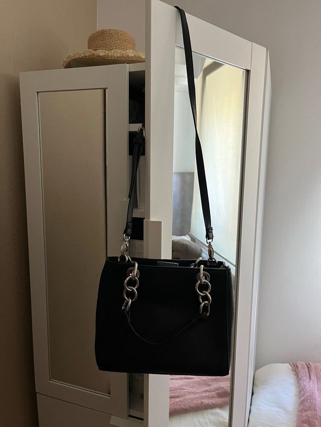 Bolso negro con cadena