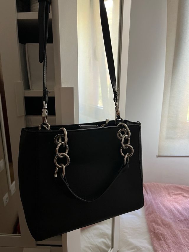 Bolso negro con cadena