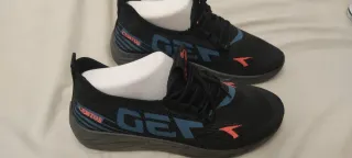 Zapatillas deportivas niño talla 37 sin estrenar.