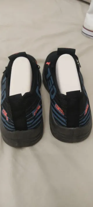 Zapatillas deportivas niño talla 37 sin estrenar.